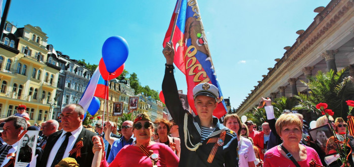 Rusové na pochodu v Karlových Varech
