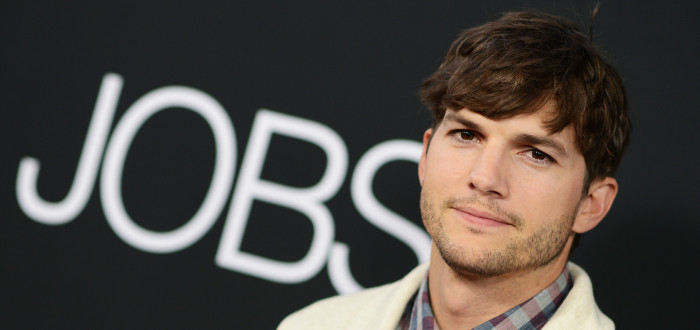 Hollywoodský idol Ashton Kutcher má dvojče, které nemělo v životě tolik štěstí jako on