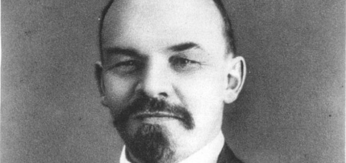 Lenin se svými soudruhy v Rusku provedli úspěšnou revoluci a začali budovat domněle šťastnou socialistickou budoucnost pomocí teroru 