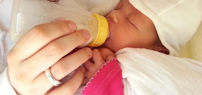 Mikroplasty byly objeveny také v mateřském mléce, pijí je tudíž i kojenci