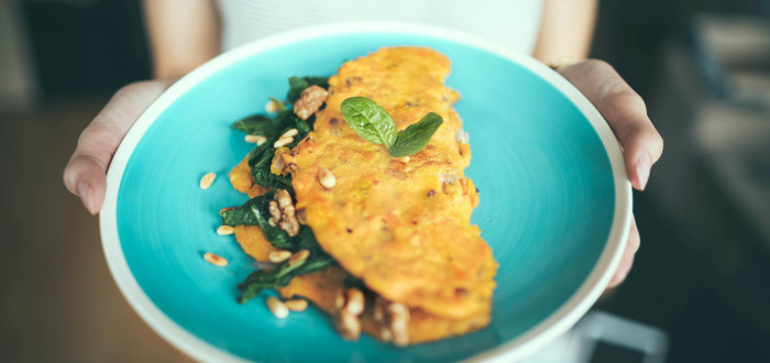Italskou houbovou omeletu můžete ozdobit podle chuti, třeba i praženými oříšky