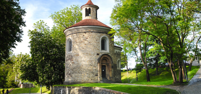 Rotunda na Vyšehradě byla postavena v románském slohu, díky pozdějším rekonstrukcím se povedlo tento sloh skrze reromanizaci uchovat