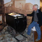 Petr Morávek u důlního vozíku v jílovské expozici zlata