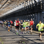 Běžci zhruba 1 km za startem na "starém mostě" 