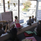 Malí výtvarníci dostali možnost projevit svou kreativitu na okenním skle Domu služeb