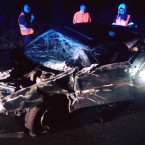 Zraněný řidič si u Velvar stopl cizího řidiče, který ho odvezl do Prahy, zatímco ho ostatní hledali s termovizí