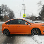 Auto zn. Ford focus najelo na středový pás.