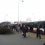 Takto vypadá Ládví, kde opravdu není autobusové nádraží, ale pouze zastávka