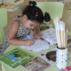 Děti ve školce kreslí 
