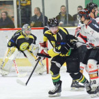 Velké Popovice (v černém) půjdou do play-off v roli vítěze základní části