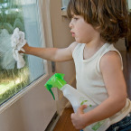 Do úklidu s přírodními čističi můžete zapojit i děti