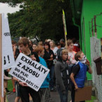Jedna z protestních akcí před závodem AZOS Nymburk