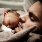 I otcové stojí o to, aby mohli strávit čas s čerstvě narozeným miminkem.