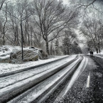Námraza a sníh na silnici vedou ke smyku