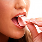 Spolknutá žvýkačka vám žaludek doopravdy nezalepí