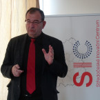 Profesor Cyril Höschl na přednášce ve Středočeském inovačním centru