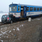Vlak se srazil na železničním přejezdu s autem