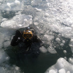 Tělo musel z pod ledu vyzvednout potápěč. Ilustrační foto.