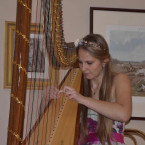 Barbora Plachá při hře na harfu