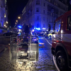 Hasiči zasahují u požáru pražského hotelu