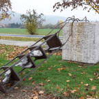 Zničená socha Ostatek z roku 2011 od sochaře Michala Šarše    zdroj: Sochařské symposium Cesta mramoru 