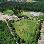 Letecký pohled na současný stav areálu Sever Botanické zahrady Praha. Vstupní objekt je plánován v pravé dolní části snímku.