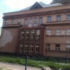 Takhle smutný pohled momentálně fasády kolínského gymnázia nabízejí