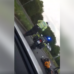 Motorkář využil chvíle nepozornosti policisty a dal se na útěk