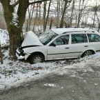 Řidič na namrzlé vozovce auto nezvládl