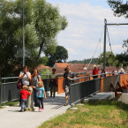 Visutá lávka u Zbořeného Kostelce přes řeku Sázavu