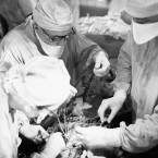 Chirurgický tým v Bratislavě provádí první transplantaci srdce v Československu