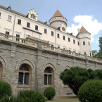 Okolo zámku Konopiště vede hned pět ze sedmi vypsaných pěších tras