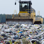 Třídíme  odpad, ale to se stále více prodražuje, protože není odbyt na plasty. Brusel chce na plastové obaly uvalit daň. Kdo ji nakonec zaplatí?