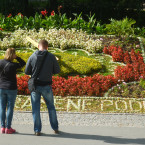 Květinové hodiny na kolonádě - typická fotka z poděbradských lázní