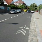 V ulici Rýdlova se často parkuje z obou stran a projíždějící auta musí kličkovat