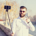 Přesně taková selfie tyč cizinci chyběla. Ilustrační obrázek