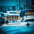 Taxikář se snažil okrást turistku