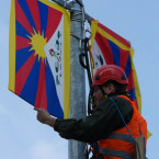 Jan Rovenský vyvěšuje tibetskou vlajku na Evropské třídě