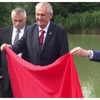 Měli jsme tu jednoho velkého milovníka červených trenek, exprezidenta Miloše Zemana