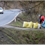 Loni nasbírali dobrovolníci 320 kg odpadu na 25 km silnic