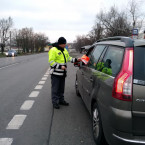 Reflexní vestu mají sice povinnou jen řidiči, ale je dobré ji pořídit i pro spolujezdce. Policisté je rozdávali zadramo