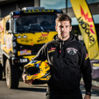 Závodník Martin Macík úspěšně pokračuje ve stopách svého otce. Na Rallye Dakar se letos vydal již po šesté. Jaké mají závodníci zázemí na soutěži? 