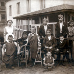 Na snímku je vidět prvních deset chlapců, kteří nastoupili v roce 1913 do Jedličkova ústavu