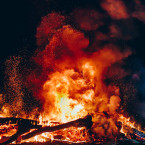 Malá strana lehla popelem. V požáru zahynulo kolem 20 lidí a spálil polovinu malostranských domů. Nevyhnul se mu ani Pražský hrad