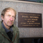 Jiří Wonka před pamětní deskou svého bratra