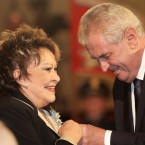 Od Miloše Zemana dostala herečka vyznamenání hned dvakrát – na začátku i na konci jeho prezidentování