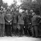 Doktor Morell patřil k Hitlerovým nejbližším – na totografii čtvrtý muž zprava a brýlemi