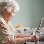 Alzheimerova choroba se může mimo jiné projevovat i ztrátou schopnosti provádět běžné úkony, jakými jsou např. i domácí práce