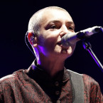 Sinéad O’Connor toho za svoji kariéru stihla mnoho. Zkomponovala několik hudebních pecek, ztropila pár skandálů a zemřela mladá. Kdyby tu byla déle, kdo ví, čeho bychom se od ní dočkali