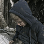 Dcera bezdomovce sdílející s ním jeho útrapy – toto je chudoba. Demonstrující z Václaváku se chudobě ani nepřibližují